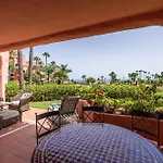 Bajo En Complejo Lujoso Apartment