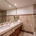 Bajo En Complejo Lujoso Apartment